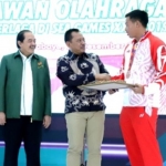 Sekdaprov Jatim Heru Tjahjono bersama Ketua Umum KONI Jatim Erlangga Satriagung menyerahkan langsung hadiah tersebut pada para atlet.