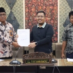 Para kepala desa yang tergabung dalam Asosiasi Kepala Desa Jawa Timur menyerahkan aspirasi kepada pimpinan DPRD Jatim, Anwar Sadad. foto: ist.