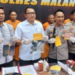 Anggota Polres Malang saat konfrensi pers tindak pidana perampokan pegawai koperasi di mapolres setempat, Kamis (25/4/2024).
