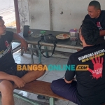 Warga mengenakan kaos bumbung kosong, simbol keprihatinan atas demokrasi lokal Kota Pasuruan yang tak baik-baik saja. Foto: Ahmad Fuad/BANGSAONLINE