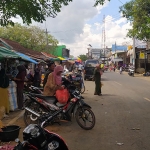 Para pedagang Pasar Bringkoning berjualan di jalan raya karena lapaknya disegel pemilik tanah. Foto: MUTAMMIM/BANGSAONLINE