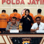 Kabidhumas Polda Jatim Kombespol Dirmanto didampingi Wadirreskrimum AKBP Suryono dan Kasubdit III Jatanras AKBP Arbaridi Jumhur memberikan keterangan pers dalam pengungkapan kasus pemerasan