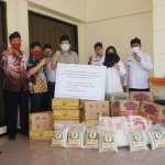 Penyerahan bantuan dari perwakilan warga Tionghoa ke Wali Kota Mojokerto.