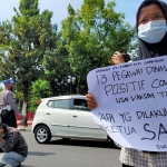 Aksi demo menuntut klarifikasi dari Wali Kota Blitar terkait video joget dangdutan tanpa protokol kesehatan.