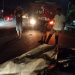 Korban kecelakaan di Layang Trosobo, Sidoarjo, saat dievakuasi oleh warga dan petugas.