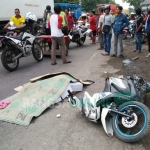 Korban sebelum dievakuasi setelah terlindas truk di tikungan Desa Jatipelem, Kecamatan Diwek, Senin (14/01/19) sekitar jam 16.00 WIB. foto: RONY S/ BANGSAONLINE