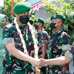 Danrem 084/Bhaskara Brigjen TNI Terry Tresna Purnama disambut oleh Dandim 0831/Surabaya Timur Kolonel Inf. Yusan Riawan.