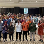 Para akademisi dan penelliti yang tergabung dalam kolaborasi  Institut Teknologi Sepuluh Nopember (ITS) Surabaya, Queensland University of Technology (QUT) dan University of Technology Sydney (UTS) Australia foto bersama di Hotel Bumi Surabaya, Senin (5/8/2024). Foto: istimewa 