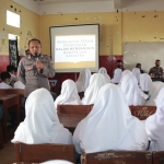 Anggota Satbinmas Polres Malang saat memberikan bimbingan penyuluhan pada siswa-siswi SMK Budi Mulia.
