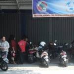 Nasabah PT DBS berkumpul di depan kantor perusahaan  menuntut pengembalian dana yang mereka investasikan. foto: Try Susanto/BangsaOnline.com