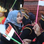 Bupati Mojokerto, Ikfina Fahmawati, ketika mendapat sambutan dari pelajar di SDN Jetis 1.