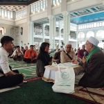 Ida Suryati saat mengikrarkan dua kalimat syahadat dituntun KH Abdul Hamid Abdullah, M.Si, Imam Besar Masjid Al-Akbar Surabaya usai salat jemaah Jumat (15/3/2024).   