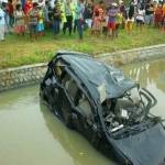 RINGSEK: Mobil yang ditumpangi korban kecebur sungai setelah ditabrak KA. foto: catur andy erlambang/ BANGSAONLINE
