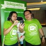 COO Tokopedia, Leontinus Alpha Edison (kanan) disela media gathering di Surabaya. foto : nisa/bangsaonline