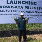 Kades Pelemwatu, Sukayin, menunjukan buah semangka yang dipetik di area Agrowisata Pelemsewu. Foto: Ist.