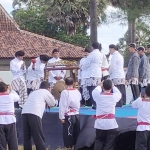 Disaksikan Ahli Waris MP Mas Hemi, Ketua Umum Mas Leo sedang memukul gong tanda dimulainya kegiatan Tradisi Merpati Putih 2022. foto: ist.