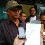 BERANG: Drajat Stariadji dan Machrodji Mahfudz usai melapor Panwaslu. foto: gunadhi/BANGSAONLINE