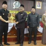 Bupati Trenggalek, Mochamad Nur Arifin, saat menghadiri rapat paripurna.