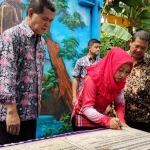 Wali Kota Mojokerto Ika Puspitasari menandatangani prasasti peresmian IPAL dan Septik Komunal.