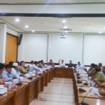 Hearing  Komisi III DPRD Pasuruan dengan perwakilan 4 warga di gedung DPRD setempat.