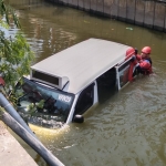 Feeder wira-wiri yang masuk ke dalam Sungai di Gunung Anyar Surabaya