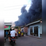 Asap kebakaran gudang tiner PT. MBM di Desa Randupitu tampak mengepul.