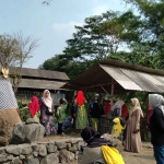 Peserta napak tilas saat berada di dekat pohon Kepuh Bersejarah Tempat Soekarno Muda Menggali Pancasila. Foto: Ist 