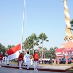Prosesi pengibaran bendera saat upacara HUT ke-78 RI di Alun-Alun Arya Wiraraja Kota Mojokerto.