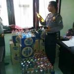 SITA-Ratusan botol di ruang Sat Sabhara Polres Mojokerto. (gunadhi/BANGSAONLINE)
