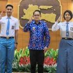 Pj Gubernur Jatim bersama 2 pelajar terpilih sebagai anggota Paskibraka Nasional.