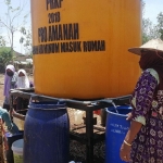 Warga salah satu desa saat mengambil air bersih distribusi dari BPBD Tuban.
