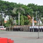 Bupati Gresik, Sambari Halim Radianto ketika memimpin upacara HUT Pemkab Gresik. foto: syuhud/ BANGSAONLINE