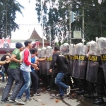 Aksi 350 personel tersebut ditunjukkan dalam simulasi pengamanan Pilgub Jatim di depan Kantor Wali Kota Blitar, Senin (12/2).