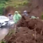Tangkapan layar video amatir yang memperlihatkan longsor di jalan provinsi daerah Kota Batu-Mojokerto.