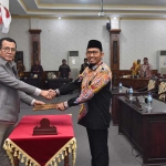 Bupati Ahmad Fauzi dan pimpinan DPRD Sumenep saat menandatangani KUA dan PPAS APBD 2025.