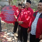 Dari kanan, Sekretaris DPC PDIP Gresik Noto Utomo, Ketua Mujid Riduan, dan Bendahara Siti Muafiyah saat tabur bunga di makam Bambang Ger. Foto: Ist.