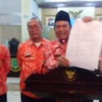Walikota didampingi Sekdakot, Kepala BKD dan Kabag Humas saat mengumumkan hasil lelang jabatan.