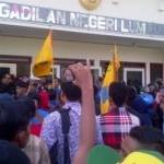Suasana diluar PN Lumajang yang dipenuhi pendemo yang menginginkan kakek Ngatmanu dibebaskan. foto: Imron/BangsaOnline.com
