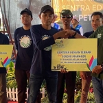 Manajemen PLN Nusantara Power UP Tanjung Awar-Awar saat menyerahkan bantuan hewan ternak secara simbolis kepada masyarakat.