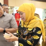 Gubernur Jawa Timur Khofifah Indar Parawansa didampingi Wakil Gubernur Kalimantan Tengah Edy Prawoto saat meninjau produk UMKM.
