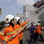 Relawan PMI saat simulasi pemadaman api di balai kota Surabaya. foto: harian bangsa