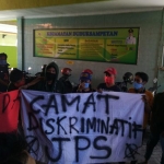 Warga Desa Gredek, Kecamatan Duduksampeyan ketika demo di Kantor Kecamatan Duduksampeyan. (foto: SYUHUD/BANGSAONLINE).