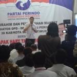 Ketua Umum Partai Perindo, Hary Tanoe saat memberikan mandat kepada 38 Ketua DPD di kantor DPW Perindo Jawa Timur, Jalan Diponegoro. (Didi Rosadi/BangsaOnline.com)