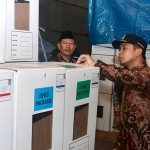 Wakil Wali Kota Pasuruan H. Adi Wibowo saat mengecek logistik untuk pemilu 2024.