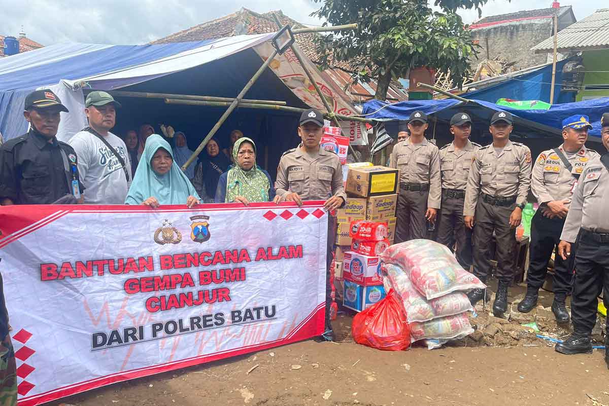 Salurkan Bantuan Kepada Korban Gempa Kapolres Batu Duka Cianjur Duka