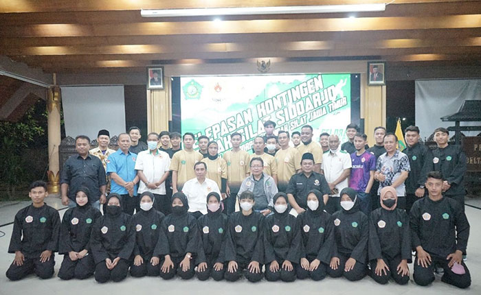 Kepala Disporapar Dan Ketua KONI Sidoarjo Lepas Kontingen Pencak Silat