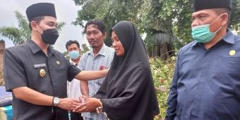 Gus Barra Santuni Keluarga Korban Pohon Tumbang di Desa Kebontunggul