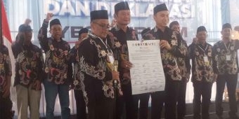 Yuhronur Efendi-Dirham Akbar Aksara Daftar ke KPU Lamongan