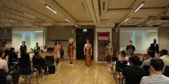 Pelajar Indonesia Program Beasiswa IISMA Perkenalkan Batik dan Jajan Indonesia di Lithuania