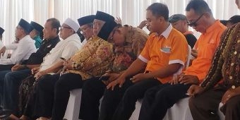 Dampingi Fattah Jasin Daftar Bacabup Pamekasan ke KPU, Mantan Gubernur Jatim Tertidur di Kursi